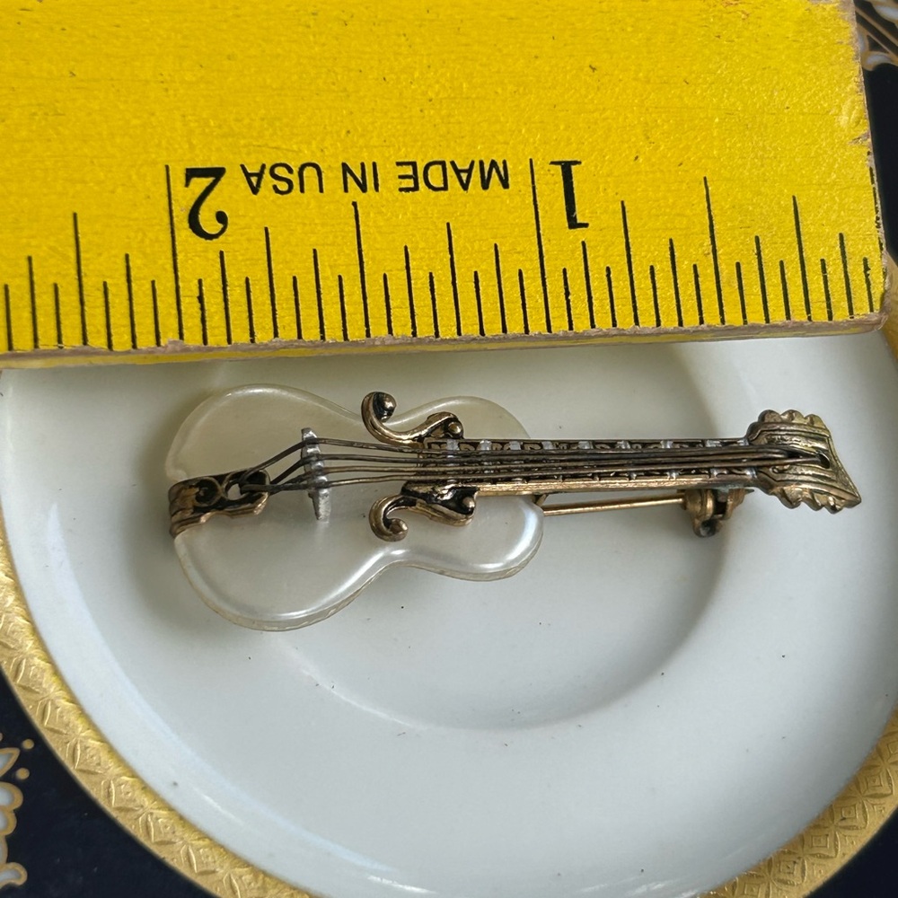 Vintage Gold and Mother-of-Pearl Guitar Brooch - Picture 5 of 7